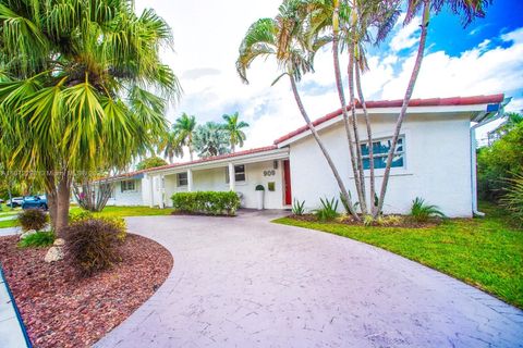 Photo of 909 N 13th Ct, Hollywood, FL 33019 (MLS # A11872298)