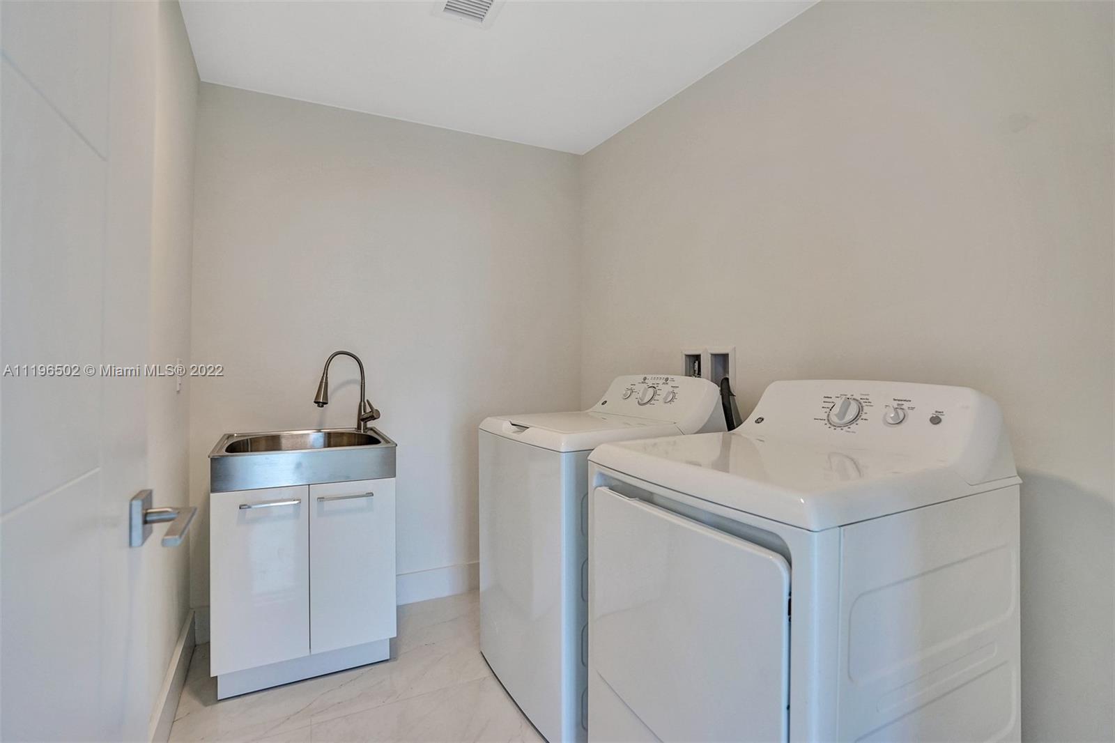 MERRICK MANOR - Residential Lease