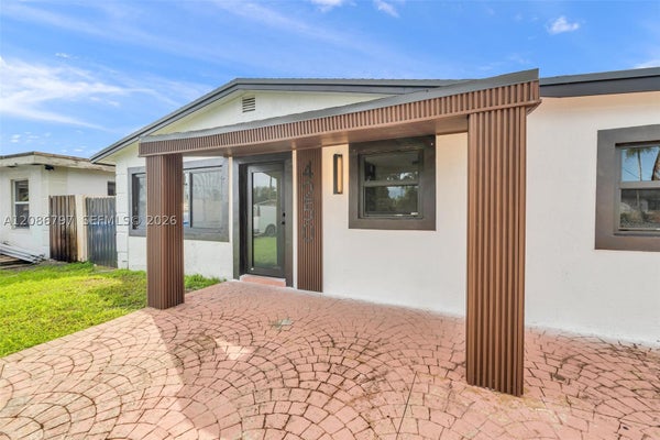 4250 SW 24TH ST, WEST PARK, FL 33023 - Image 76c366bc7f197ae58eaa46fb00a09790/4073425724