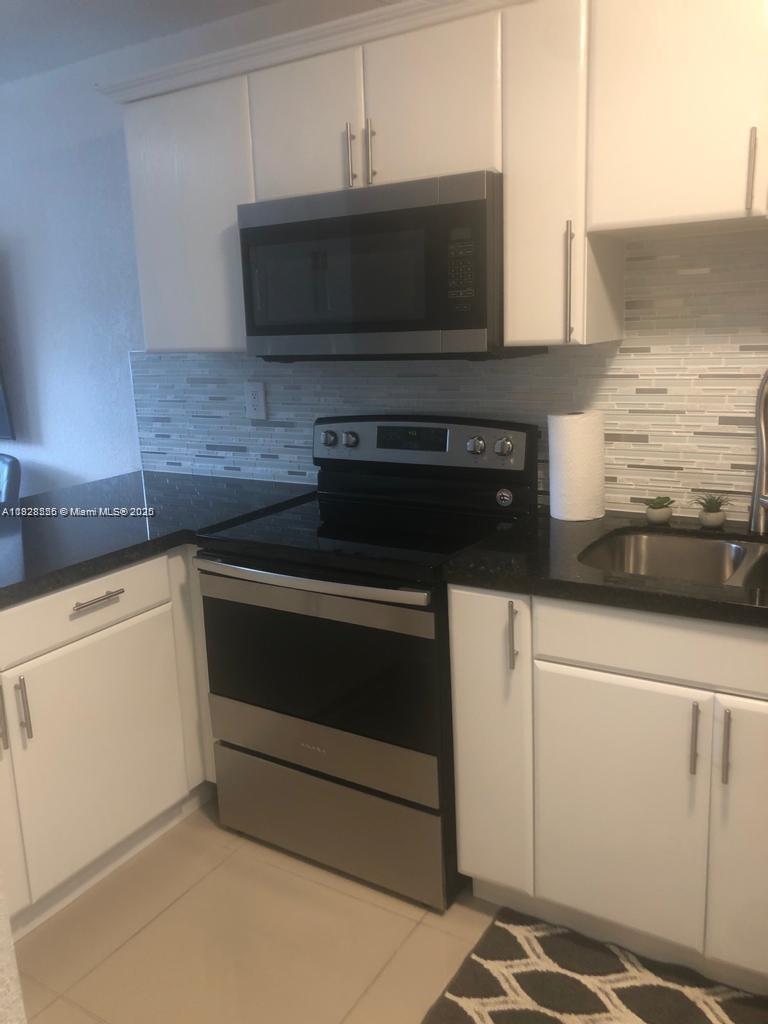 LOCATION, LOCATION, LOCATION!!!!. This modern, beautiful and elegant property is located in the quiet Sweetwater Creek Community. 2 story, 2 bedrooms, 1.5 bathrooms. Location- walk to FIU UNIVERSITY, shopping centers. INVESTORS CAN RENT IT TO FIU STUDENTS. MUST SEE IT!!!