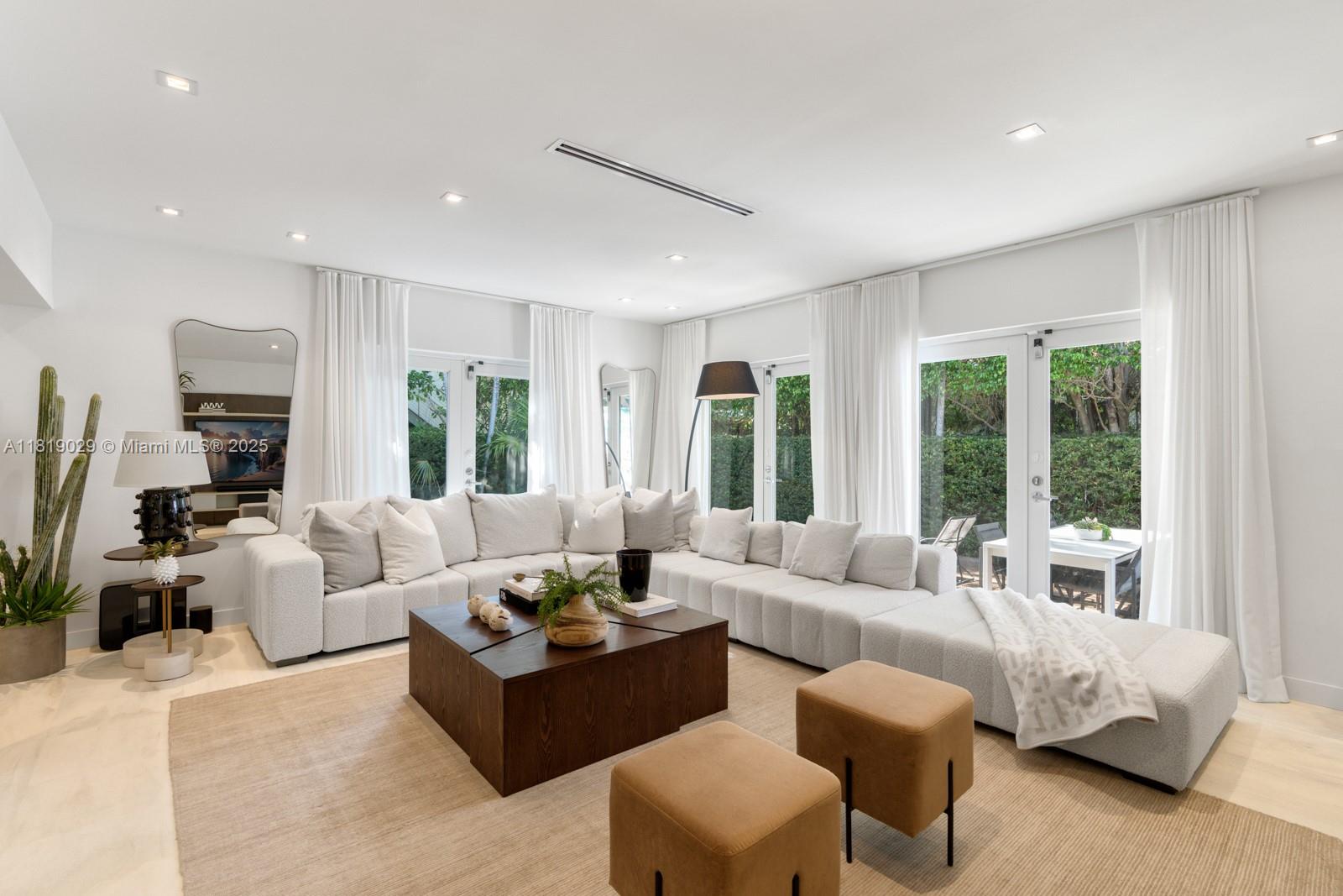 800 E Dilido Dr