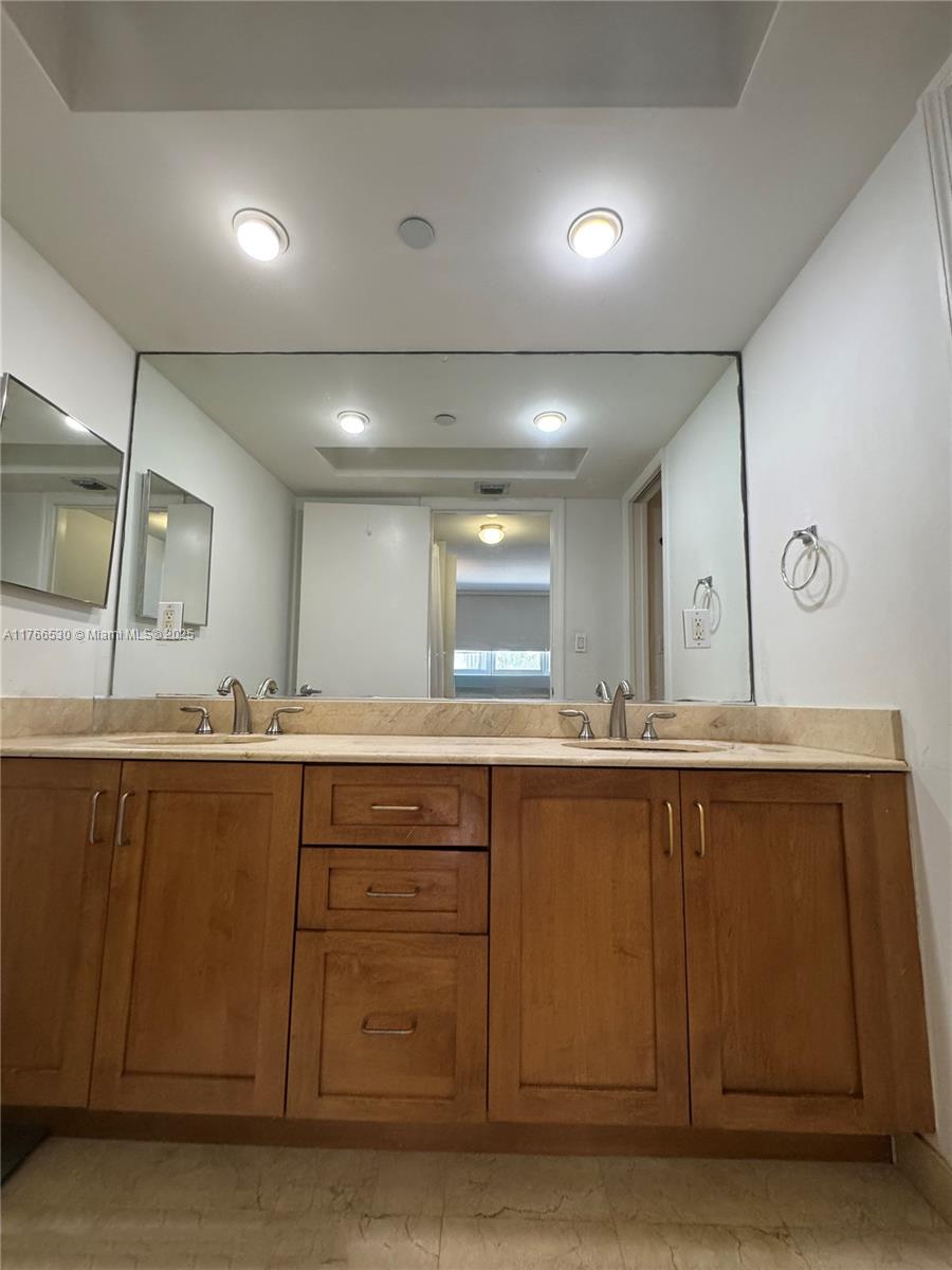THE COLLINS CONDO - Residential