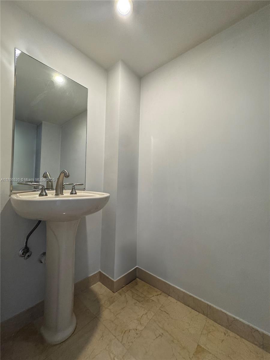 THE COLLINS CONDO - Residential