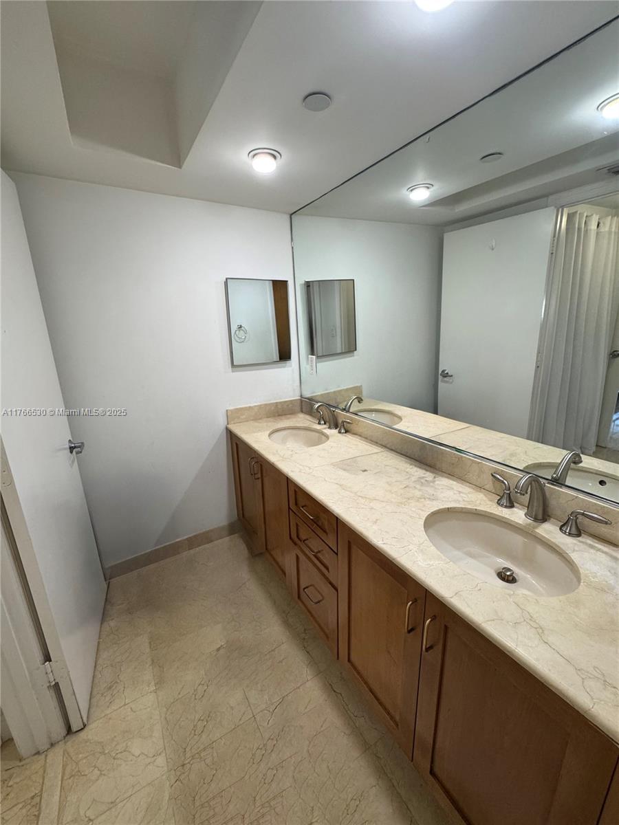 THE COLLINS CONDO - Residential