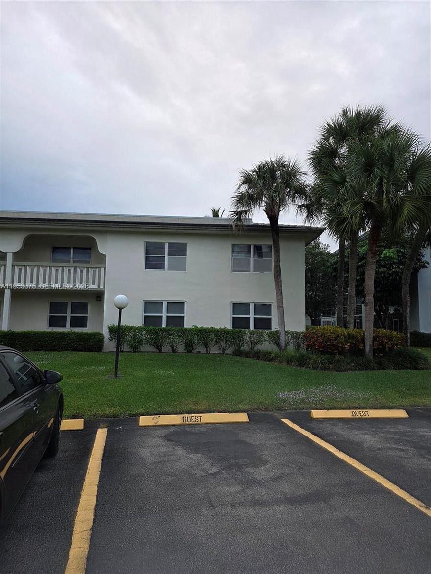 Spacious unit with a spectacular view. Beautiful community that offers the wide range of enjoyable amenities.