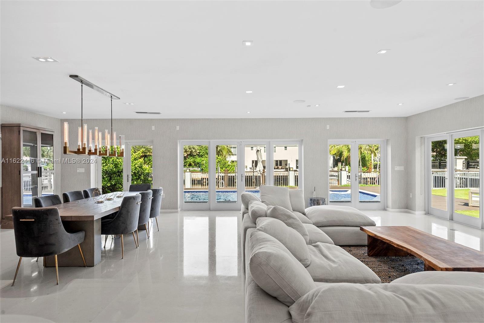 GOLDEN BEACH SEC D - Residential