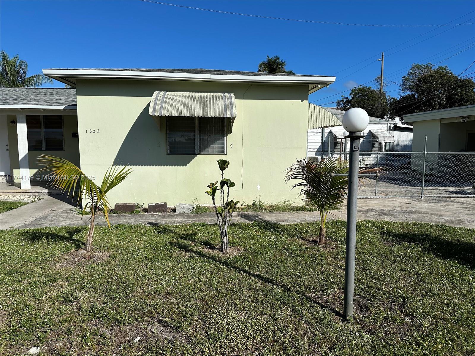 1323 N 16th Ct 1, Hollywood, Broward County, Florida - 1 Bedrooms  
1 Bathrooms - 