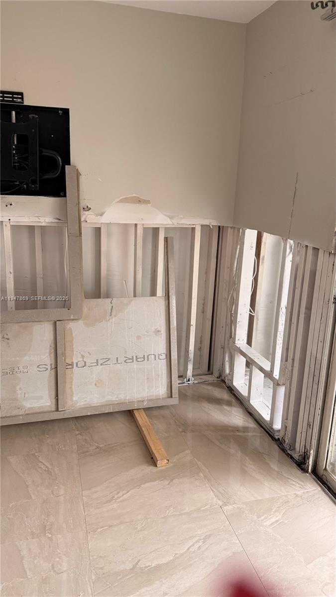 CHATEAU DE VILLE CONDO - Residential