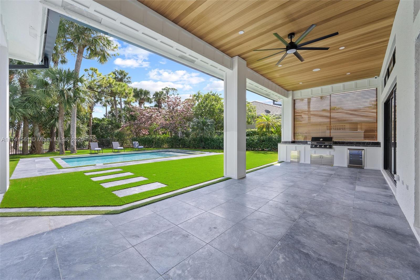 BREAKERS WEST - Residential