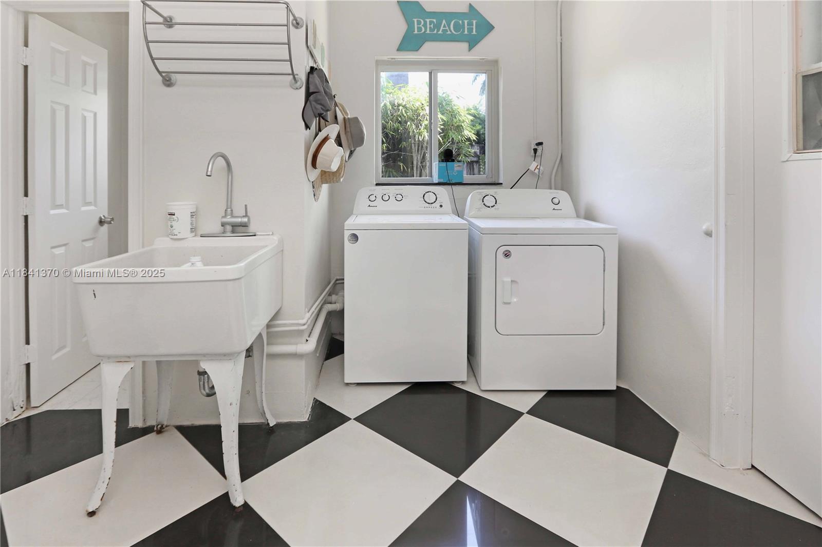 HOLLYWOOD LAKES SECTION - Residential