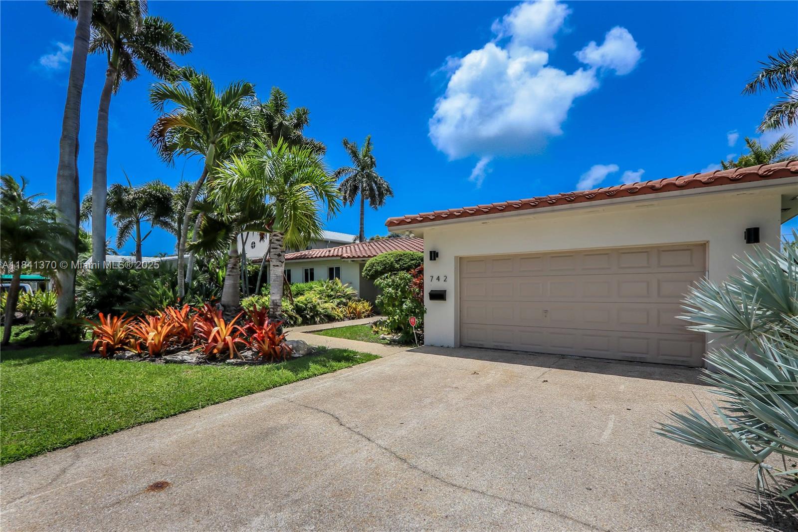 HOLLYWOOD LAKES SECTION - Residential