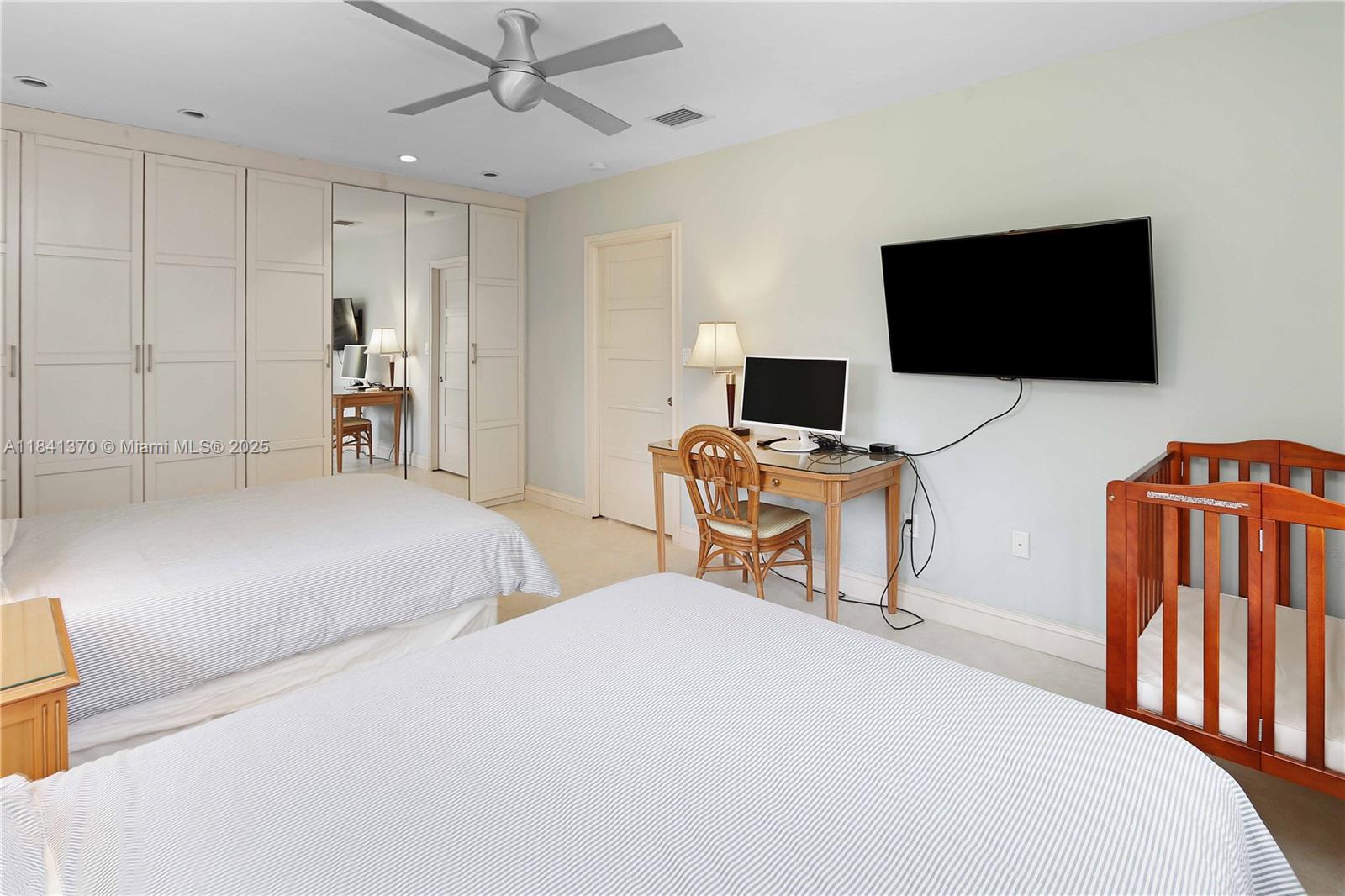 HOLLYWOOD LAKES SECTION - Residential