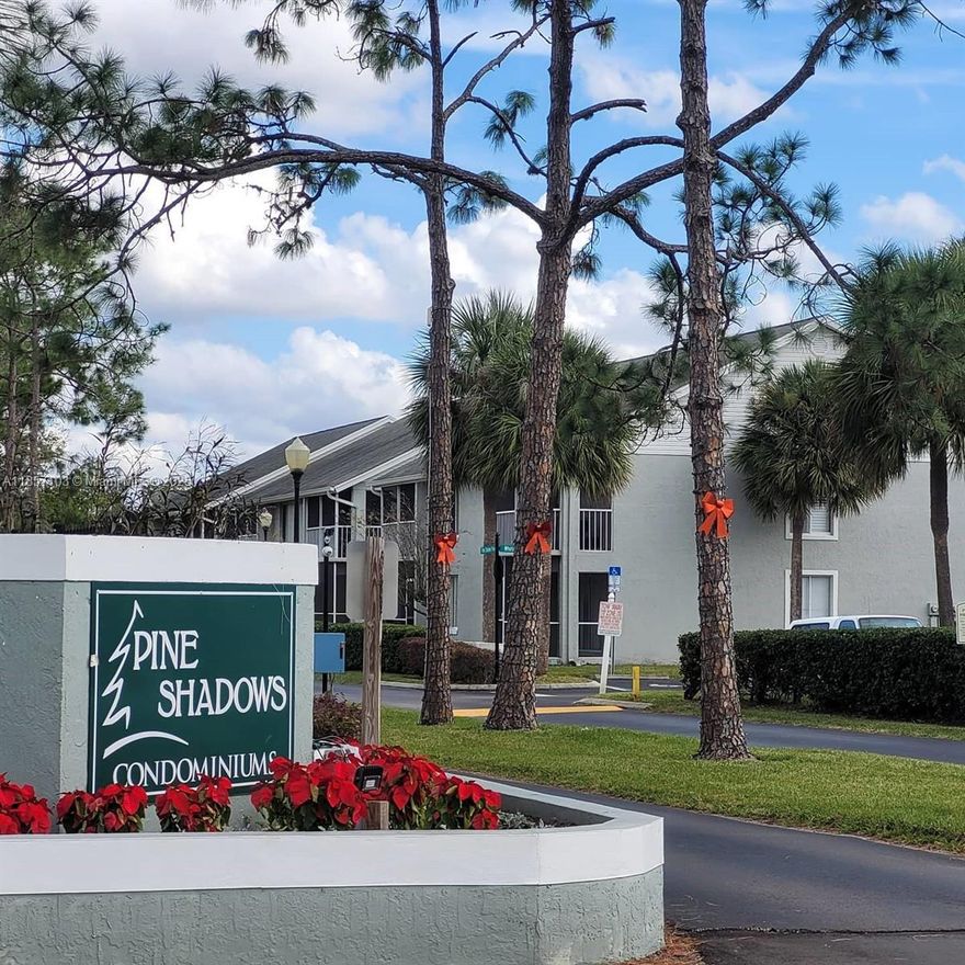 Beautiful & Spacious 2 Bed / 2 Bath with Full Washer and Dryer in the Unit. Open kitchen and living room. Large bedrooms. The community has a pool, clubhouse and gym. The closest Universal Studios is just 10 min away. Near Restaurants and Shopping Centers.