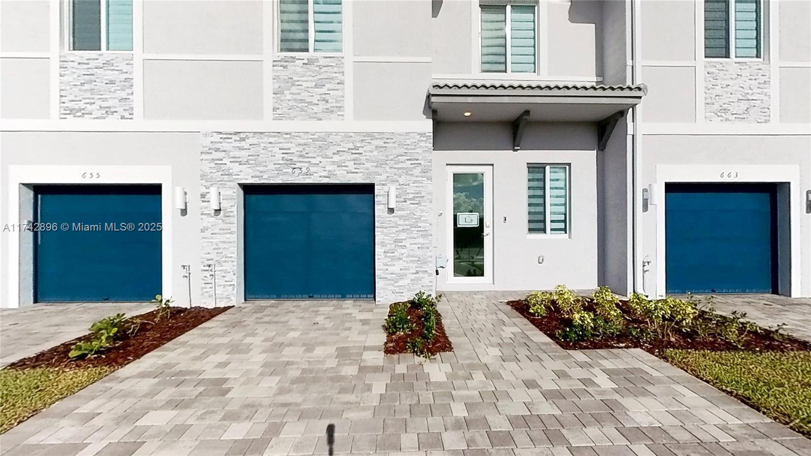 Rental Property at 659 Se 13th St Cir, Homestead, Miami-Dade County, Florida - Bedrooms: 4 
Bathrooms: 4  - $3,000 MO.