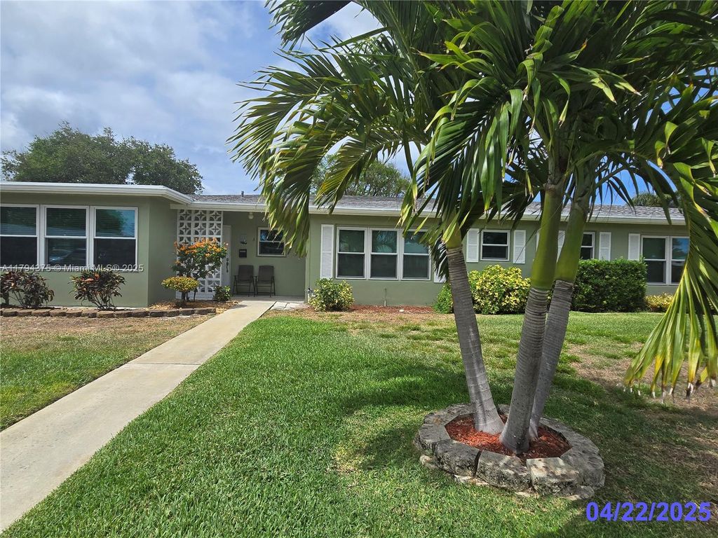 Photo of 135 High Point Blvd #B, Boynton Beach, FL 33435 (MLS # A11794375)