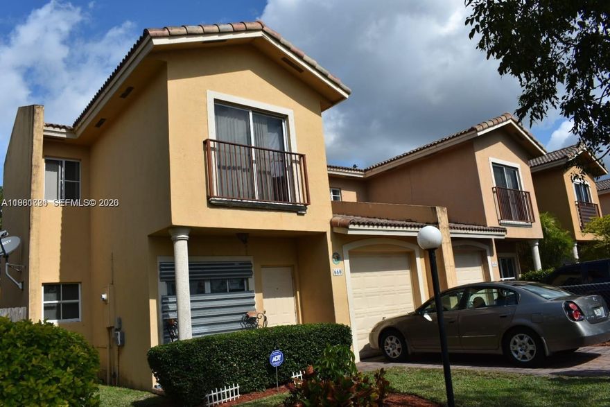 Nice Townhouse in Florida City 3 beds, 2 and 1/2 baths with central ac, covered garage, washer and dryer plug in and a beautifull backyard.