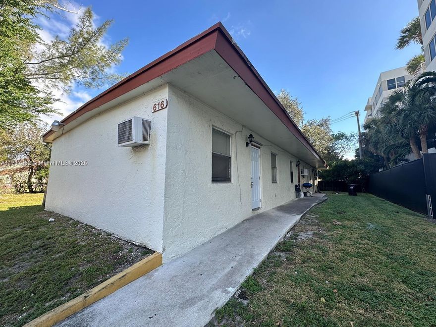 Investor Special! Handy Man special! Clean but outdated triplex in the heart of fort lauderdale! Great location!. 
Please text vs calling. also please read broker remarks.