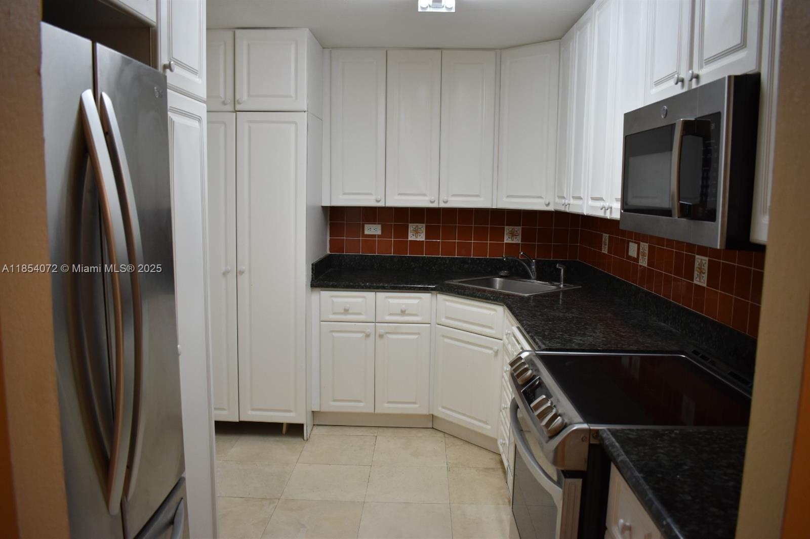 6039 Collins Ave 914