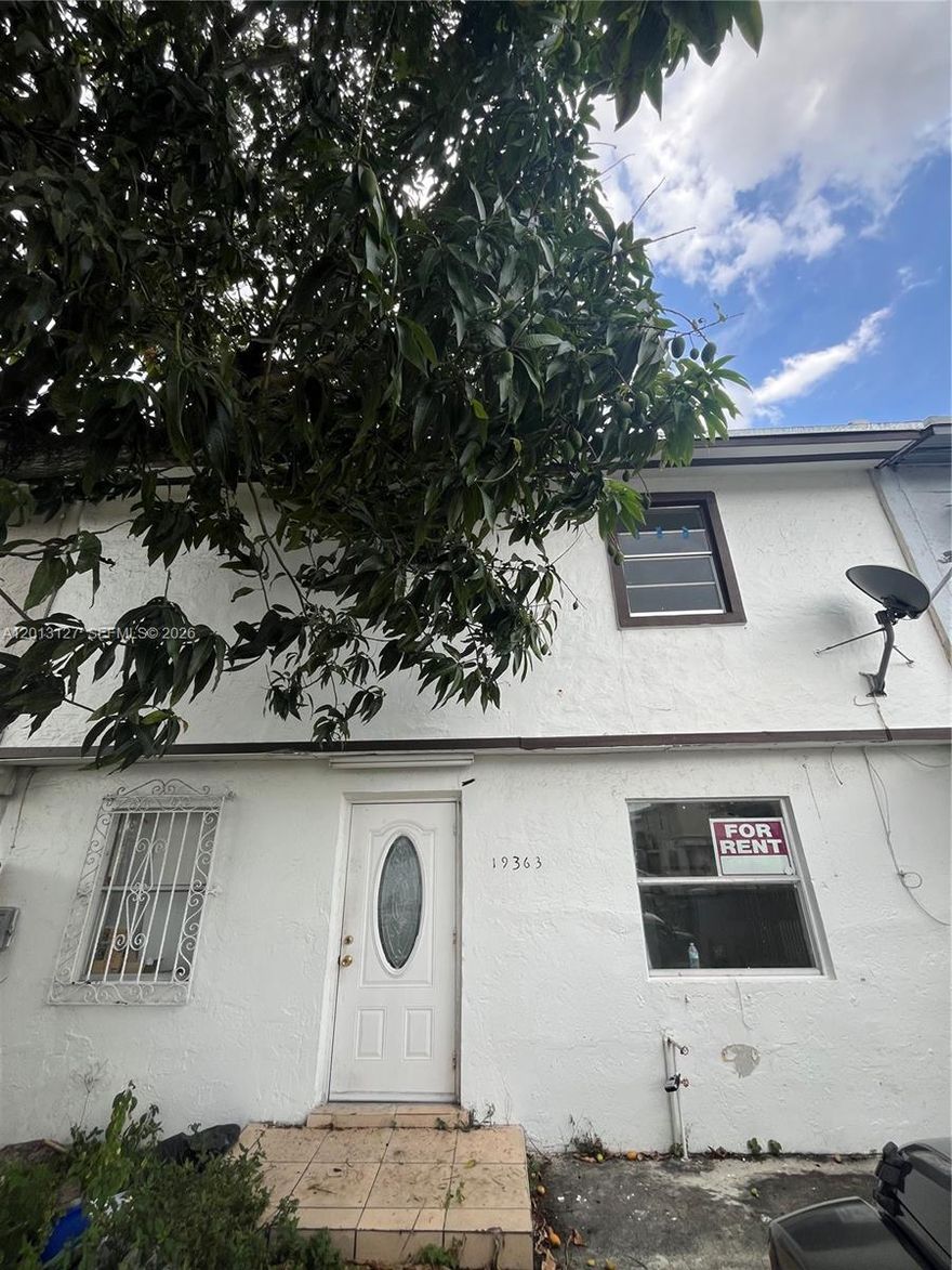 Fully renovated 3/1 in the heart of Miami gardens with rapid approval.