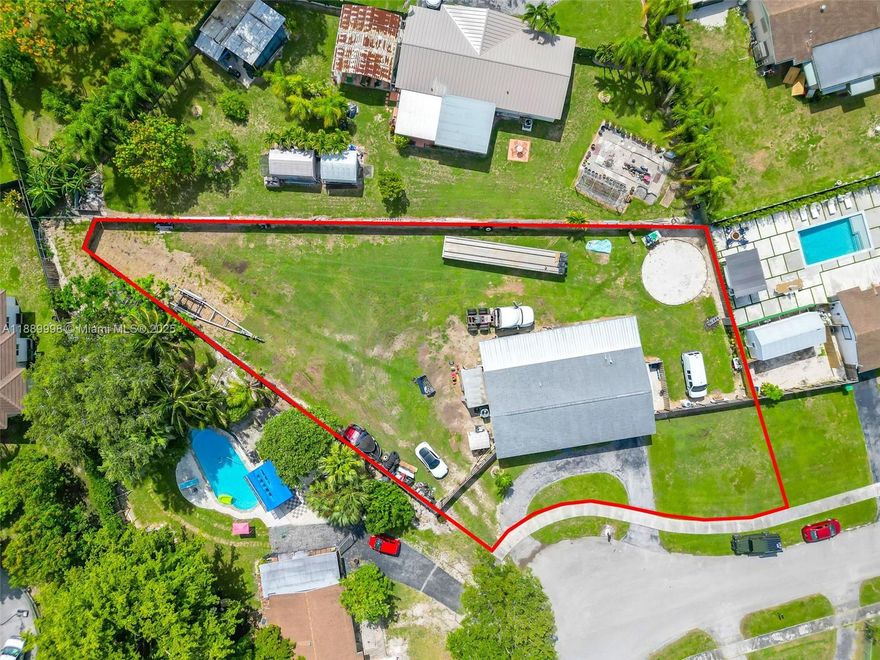 This 3bed/ 2bath a huge fenced yard front & back (due to cul-de-sac), with room for a pool, all your toys & THEN SOME! Open airy layout with huge kitchen island/bar stools AND private laundry room Also, with it being located just to end of cul-de-sac, you get an even huger yard than you’d normally see or expect! You really have to see it to appreciate! EXCELLENT CONDITION & RECENT UPGRADES. No association. Easy access to Us1.