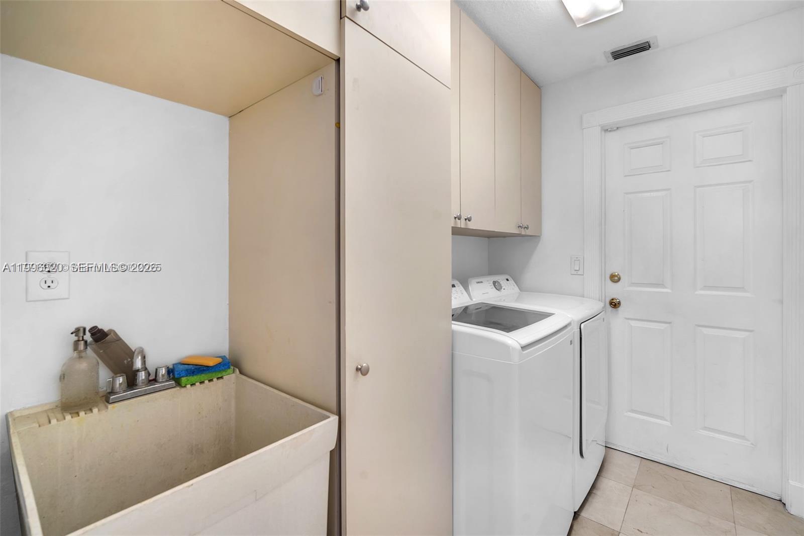 HOLLYWOOD LAKES COUNTRY C - Residential Lease