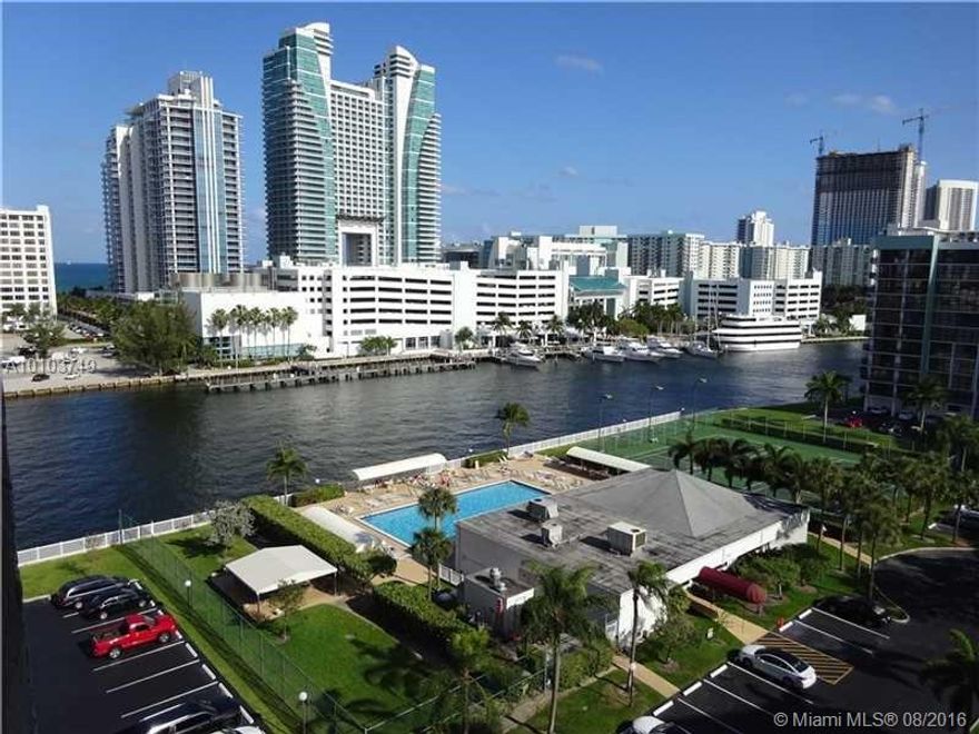 LOVELY APARTMENT INTRACOASTAL VIEW.. 2/2 +DEN, NEW A/C 2016, BEAUTIFUL NEWER WOOD LAMINATE FLOORS 2015, AMENITIES INCLUDE POOL
SAUNA,GYM, PARTY ROOM AND MORE..