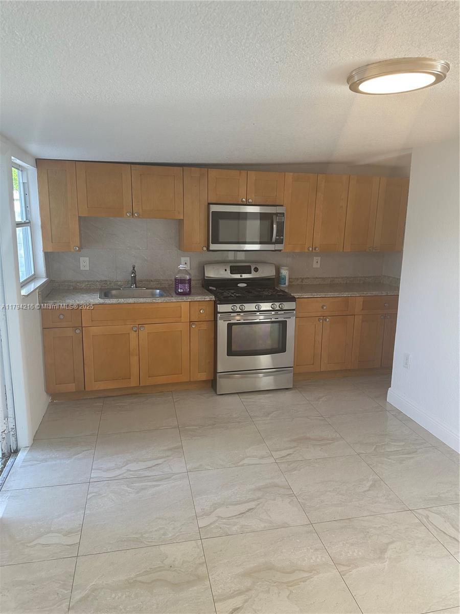 2250 Nw 103rd St C, Miami, Broward County, Florida - 2 Bedrooms  
1 Bathrooms - 