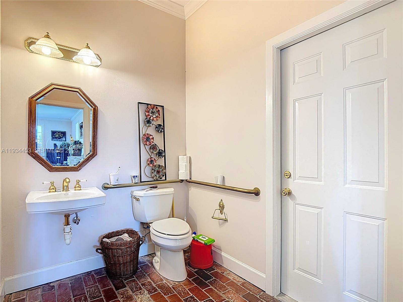 Main image without alt text