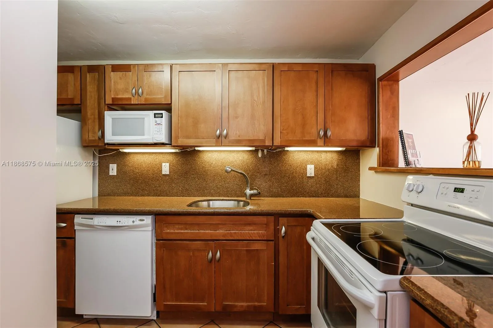 Pinecrest, Florida 33156, United States, 3 Bedrooms Bedrooms, ,3 BathroomsBathrooms,Residential,Active,203423