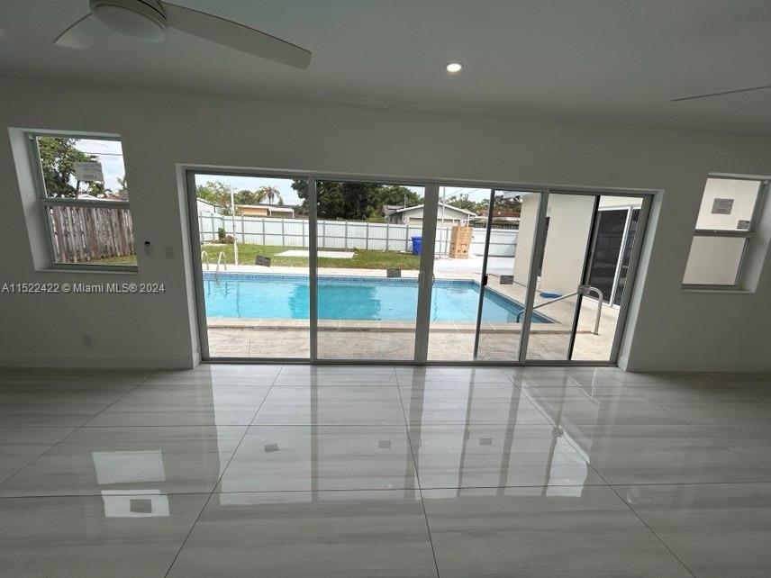 HOLLYWOOD HILLS - Residential