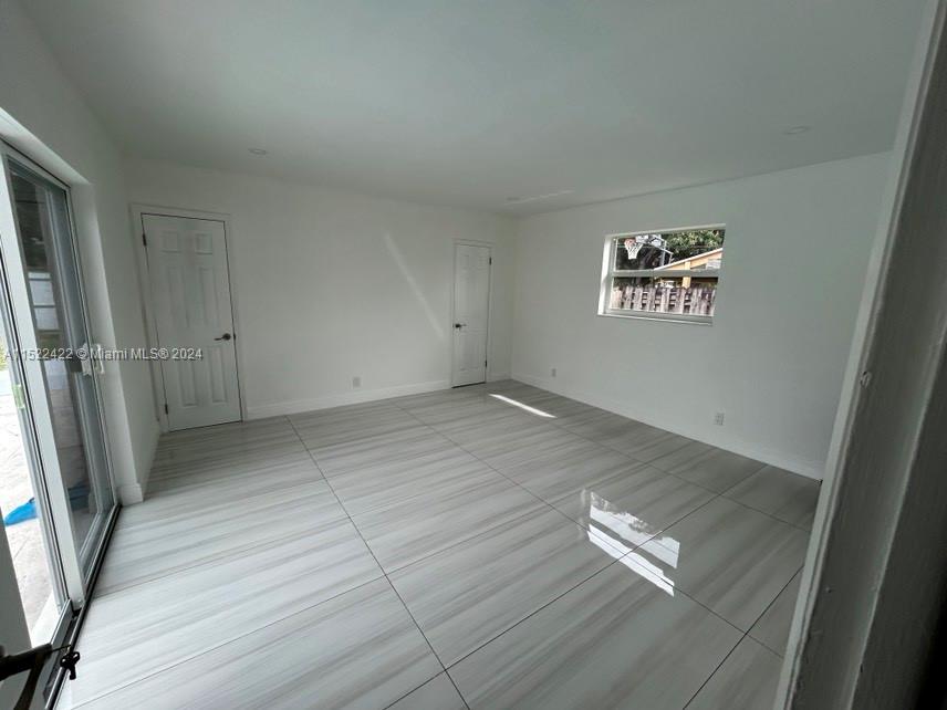 HOLLYWOOD HILLS - Residential