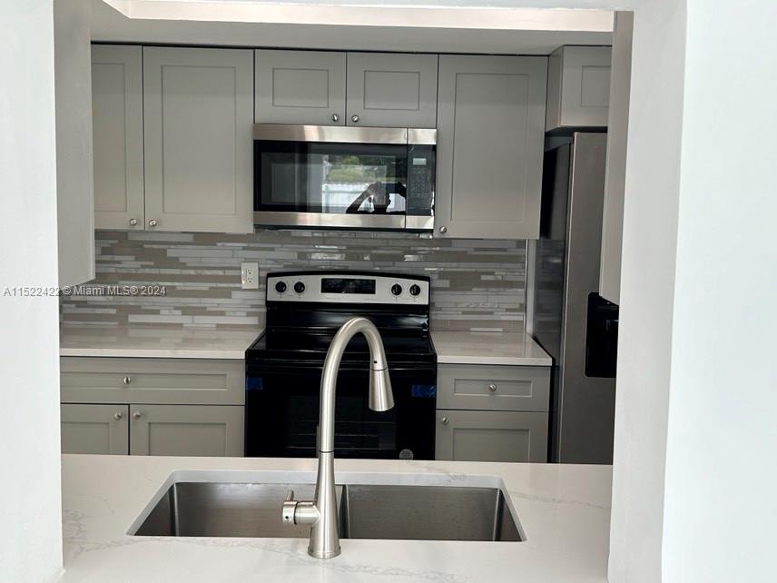 HOLLYWOOD HILLS - Residential