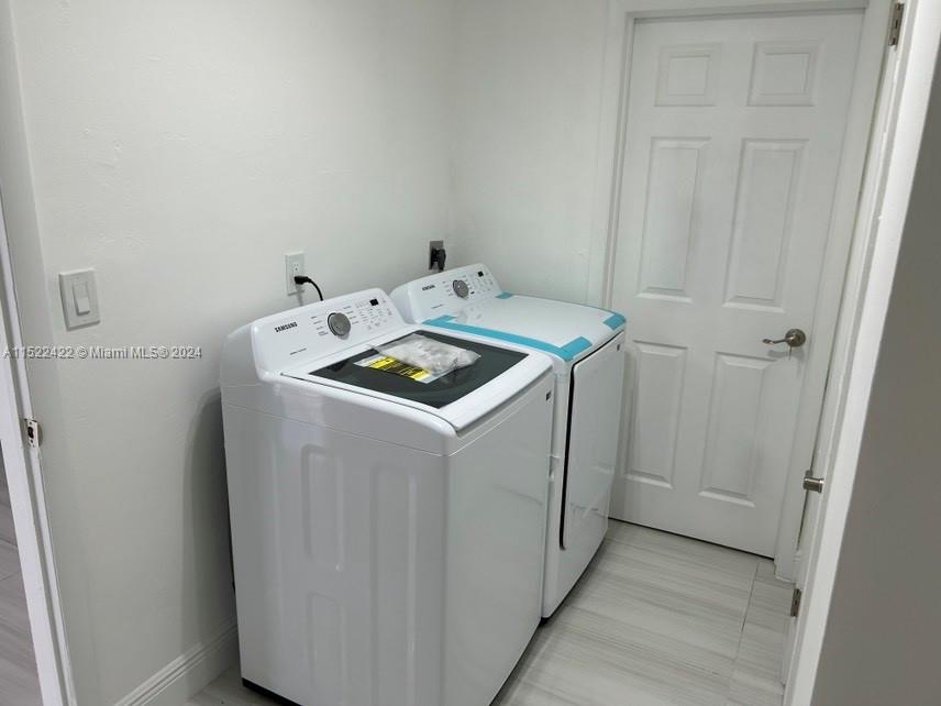 HOLLYWOOD HILLS - Residential