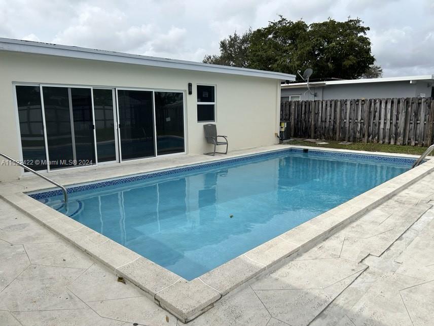 HOLLYWOOD HILLS - Residential