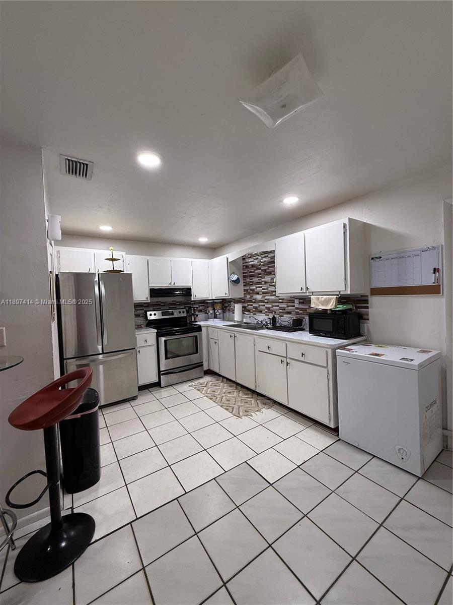 LAUDERHILL MANOR - Residential Lease