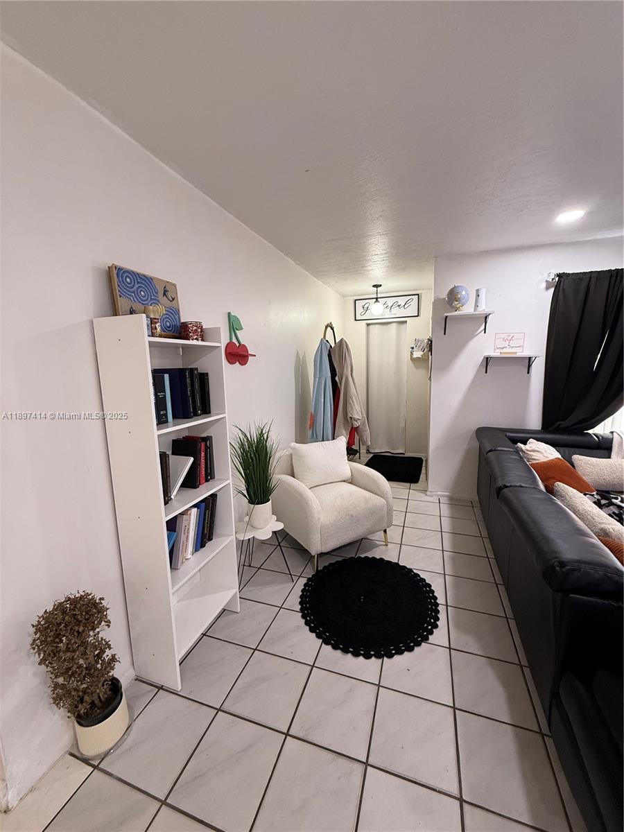 LAUDERHILL MANOR - Residential Lease