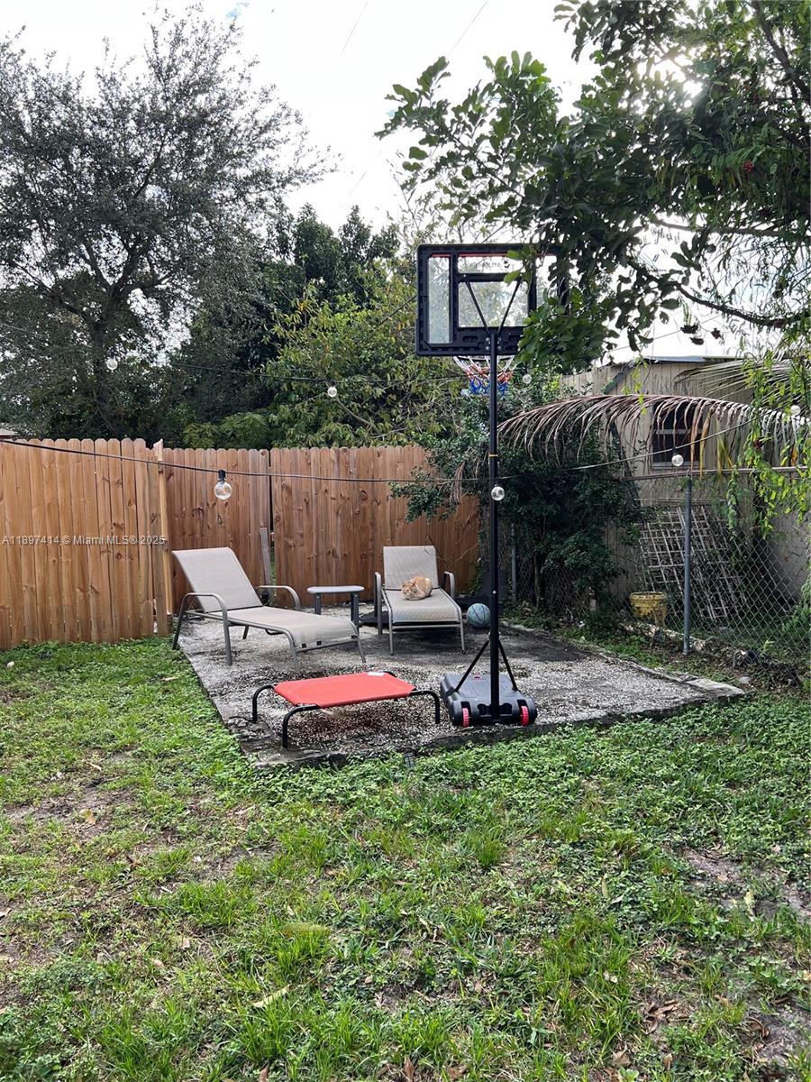 LAUDERHILL MANOR - Residential Lease