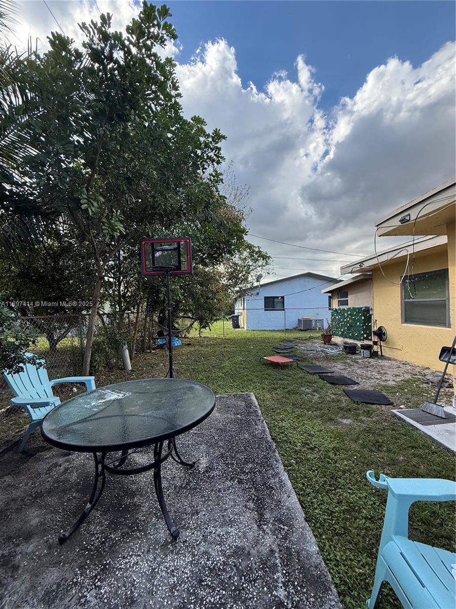 LAUDERHILL MANOR - Residential Lease