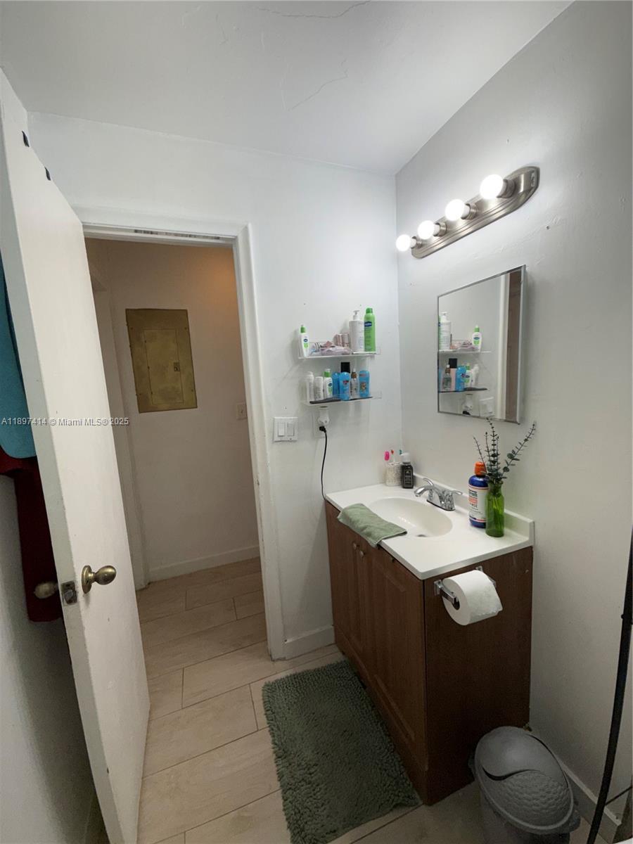 LAUDERHILL MANOR - Residential Lease