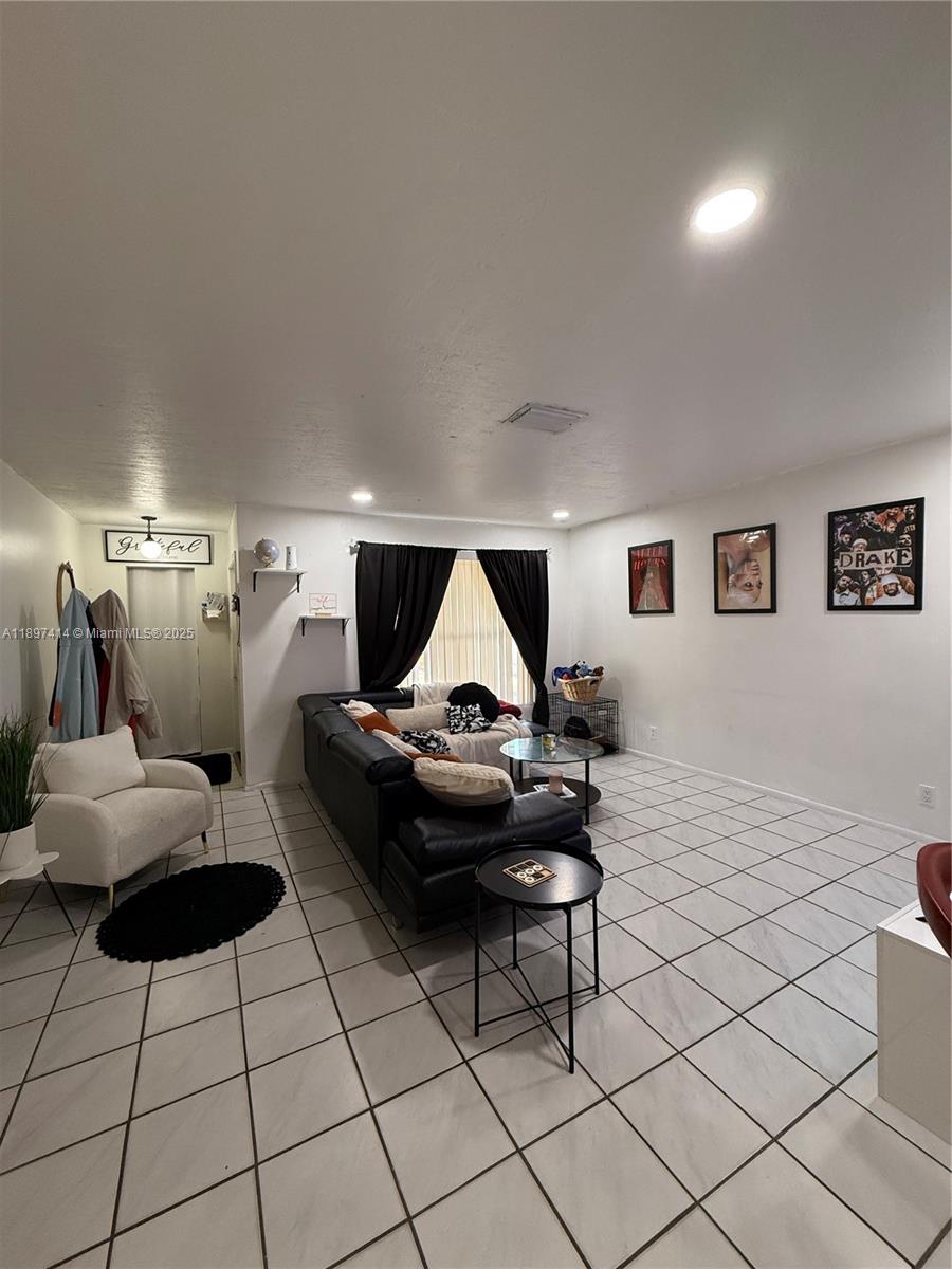 LAUDERHILL MANOR - Residential Lease