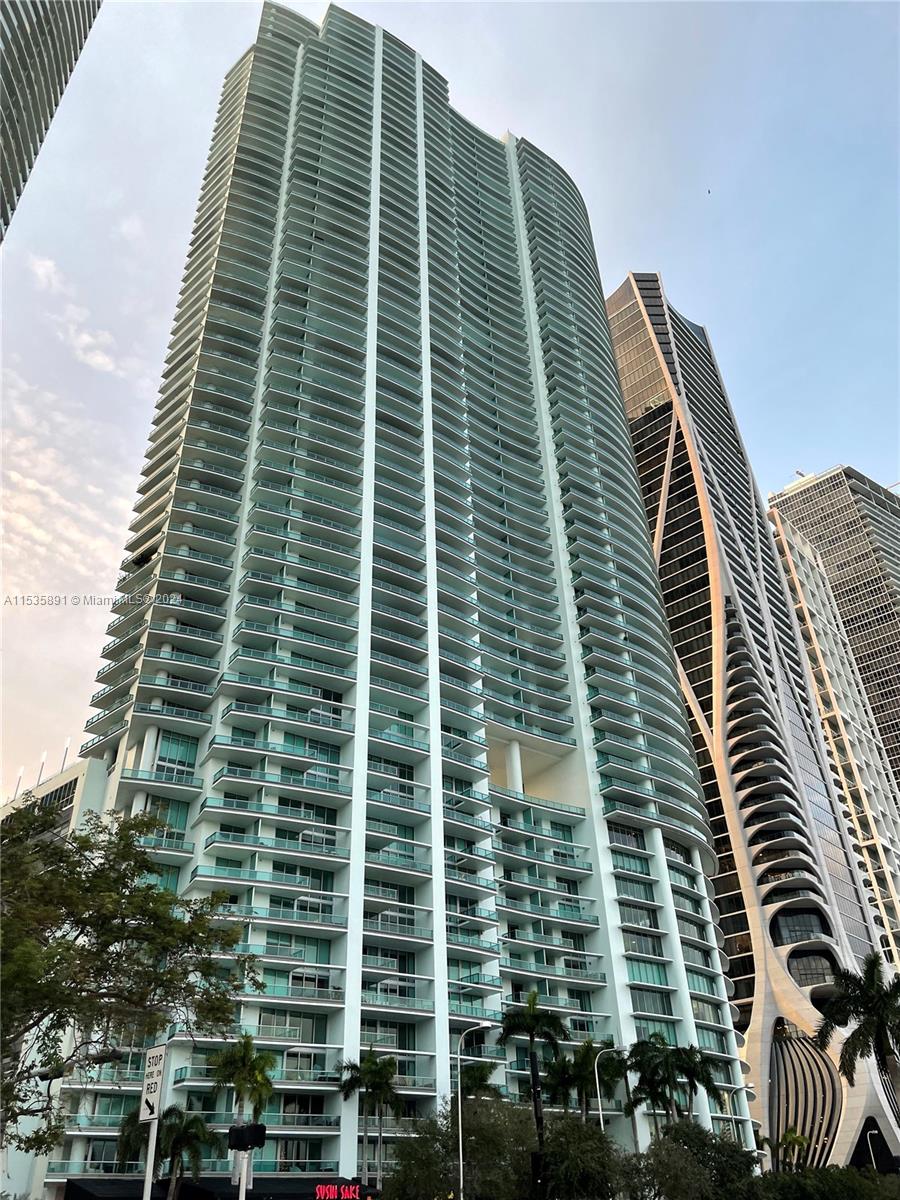 Bay view, 900 Biscayne Luxurious High-rise condominium, unit available for Seasonal or Year lease 1Bethroom + Den. Located in the heart of Downtown Miami, Unit located on the 34 floor, unobstructed and stunning panorama of Biscayne Bay view. Resident have access to all amenities, Valet parking, spa services, state-of-the-art fitness center, private screening room, business center, lap pool, resort style pool, sauna and steam room and more. Walking distance to Arts and Entertainment District, Museums, Arena, Shopping, Museum Park and More.. Fully furnished unit, one Master plus a semi private Den, conditioned with a sleeper sofa, two full bathrooms, high-end kitchen appliances, rent includes one assigned parking space, Internet, basic cable TV and water.