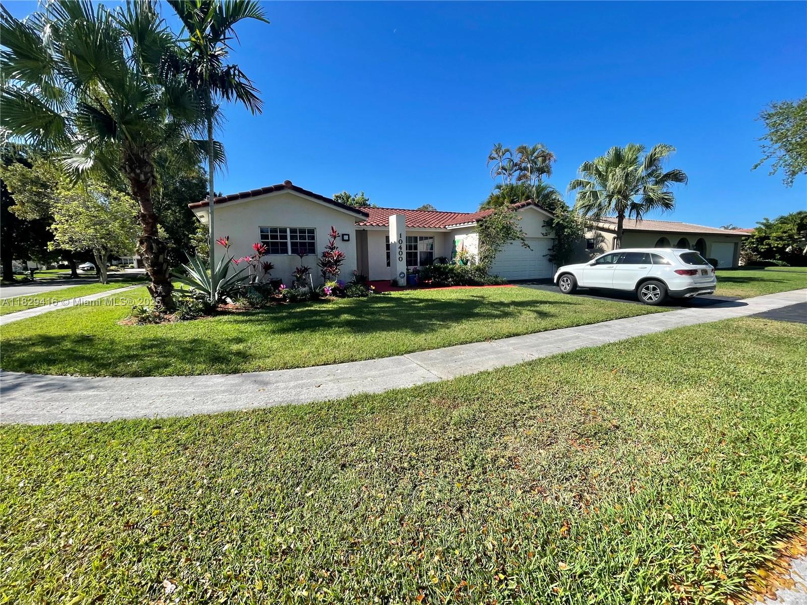 No HOA, available IMMEDIATELY.
A spacious 4 /3 beautiful house, located in a peaceful neighborhood that is conveniently located 10 minutes away from Sawgrass Mall.
*Open concept living/dining room space,
*Spectacular kitchen overlooking a lush fenced backyard,
*Split floor plan, Oversized master suite.
* Two bedrooms on one side and a guest suit with patio access.
*Two car garage and 2 additional spots on the driveway.
*Furnished at request
* Lots of daylight
*Stainless steel appliances.
* Washer and dryer.
*Screened patio.
*A wonderfully fenced back yard with a mango tree.
*Small/medium pets are OK
