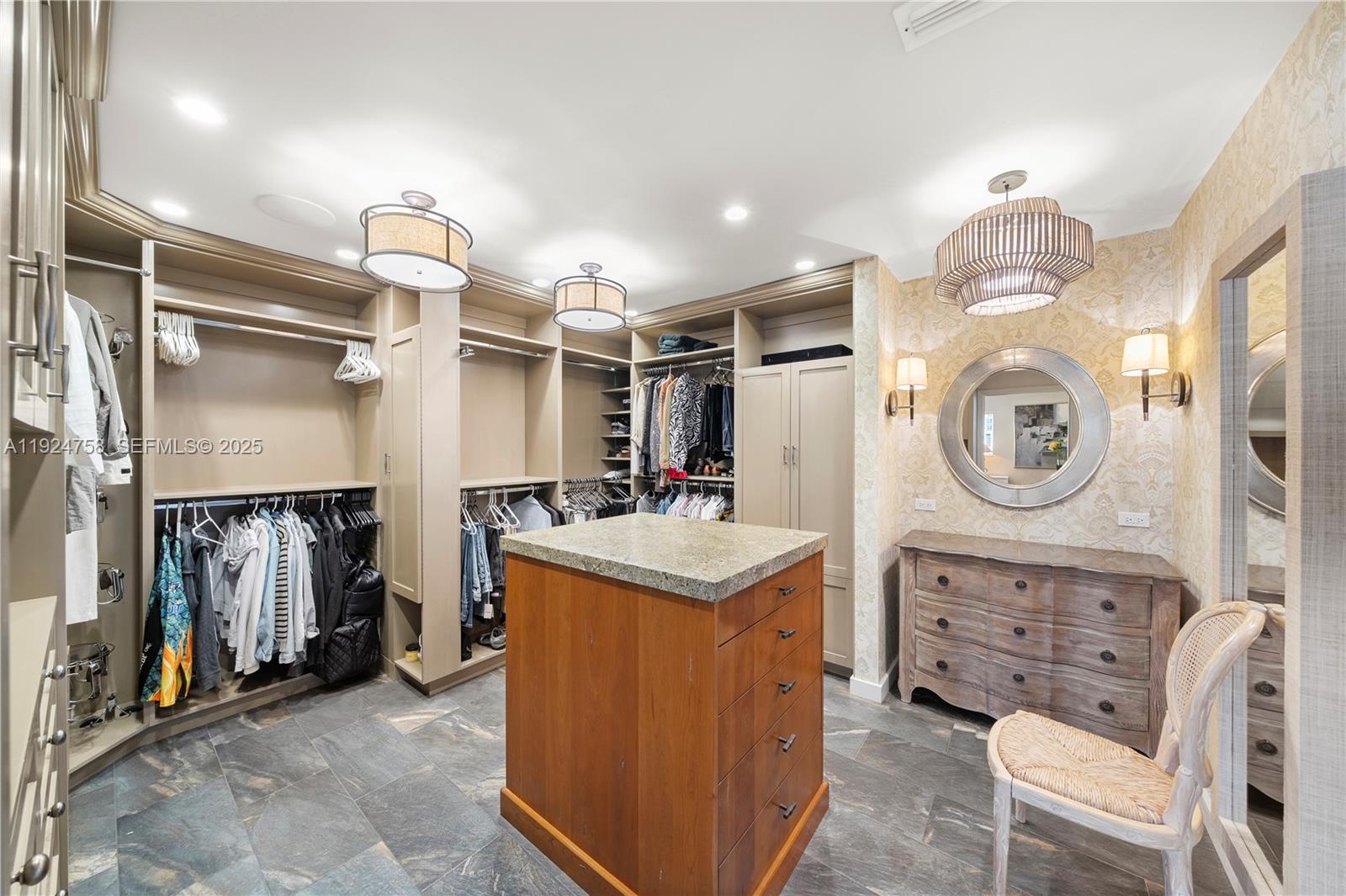 HOLLYWOOD LAKES - Residential