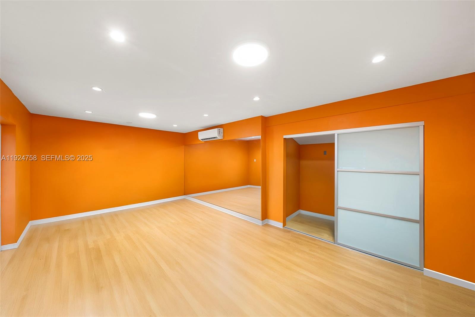 HOLLYWOOD LAKES - Residential