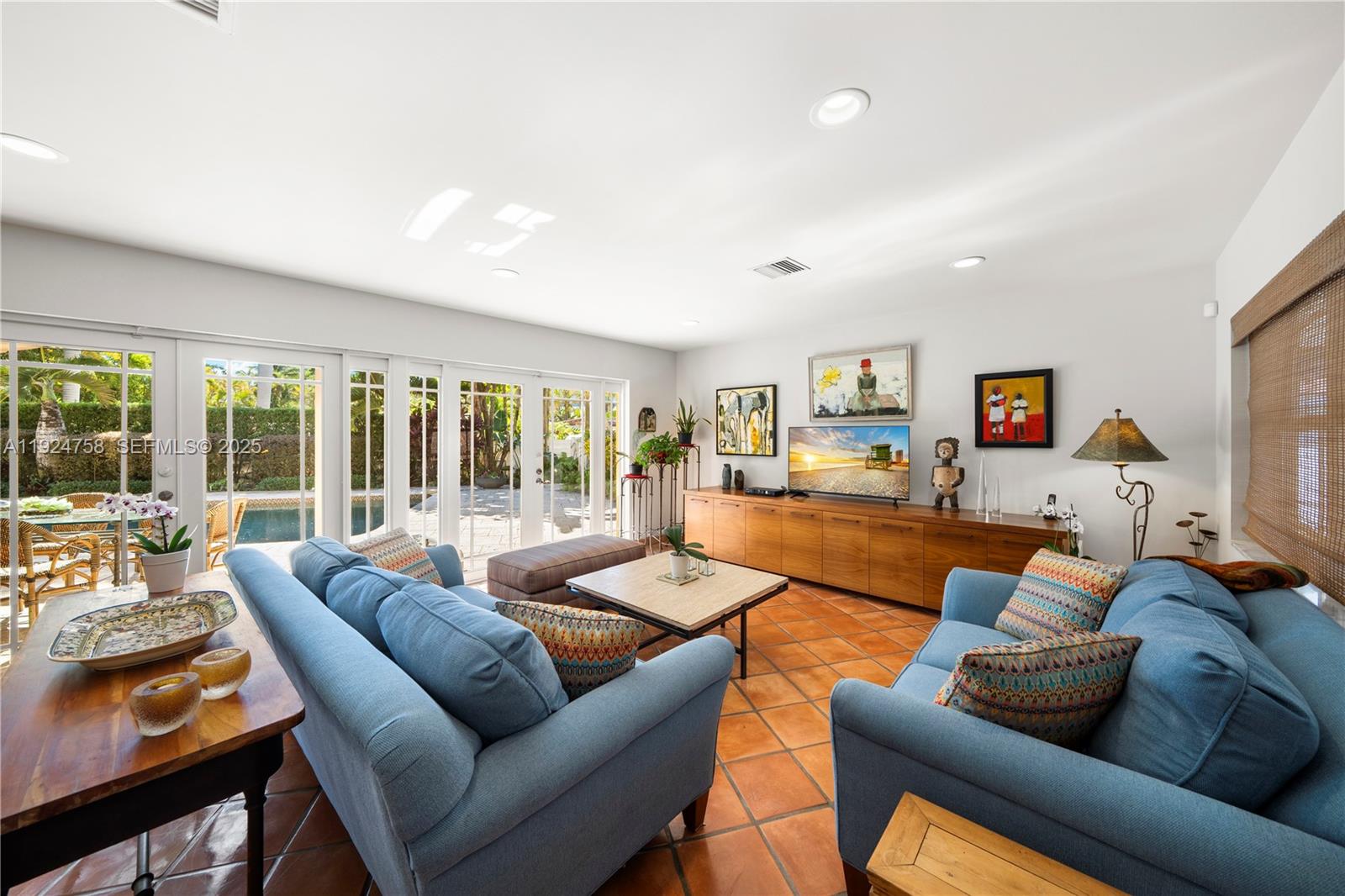 HOLLYWOOD LAKES - Residential