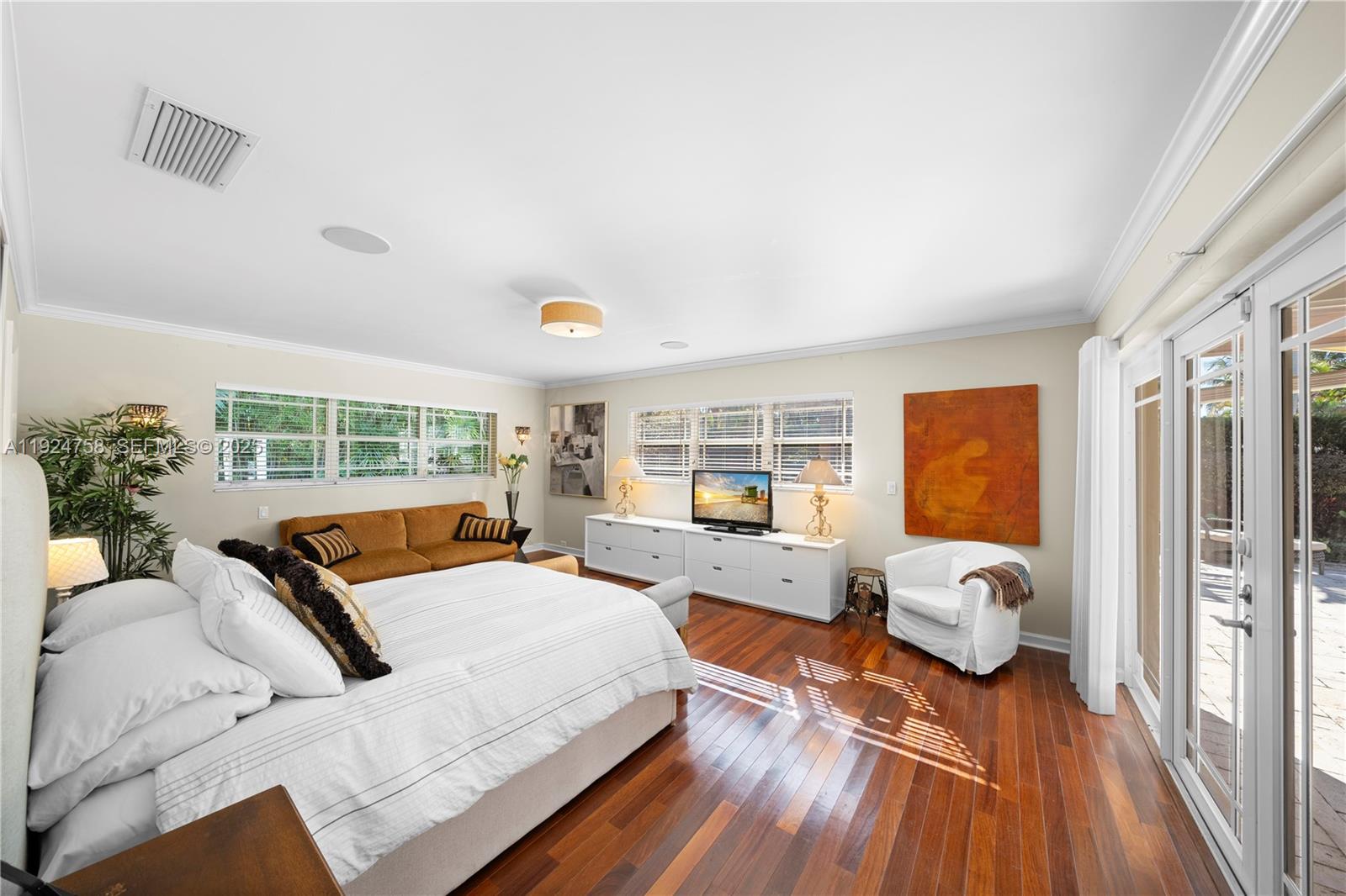 HOLLYWOOD LAKES - Residential