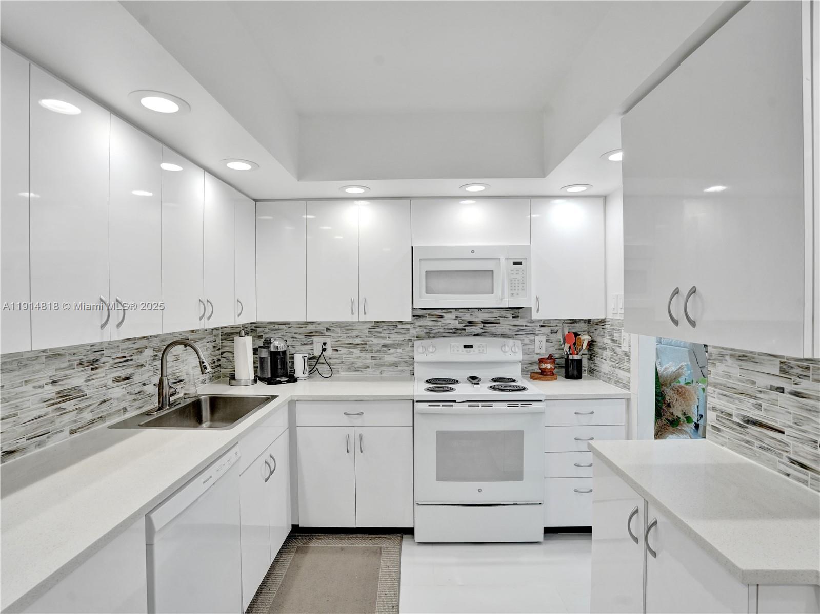 HILLCREST EAST NO 25 COND - Residential