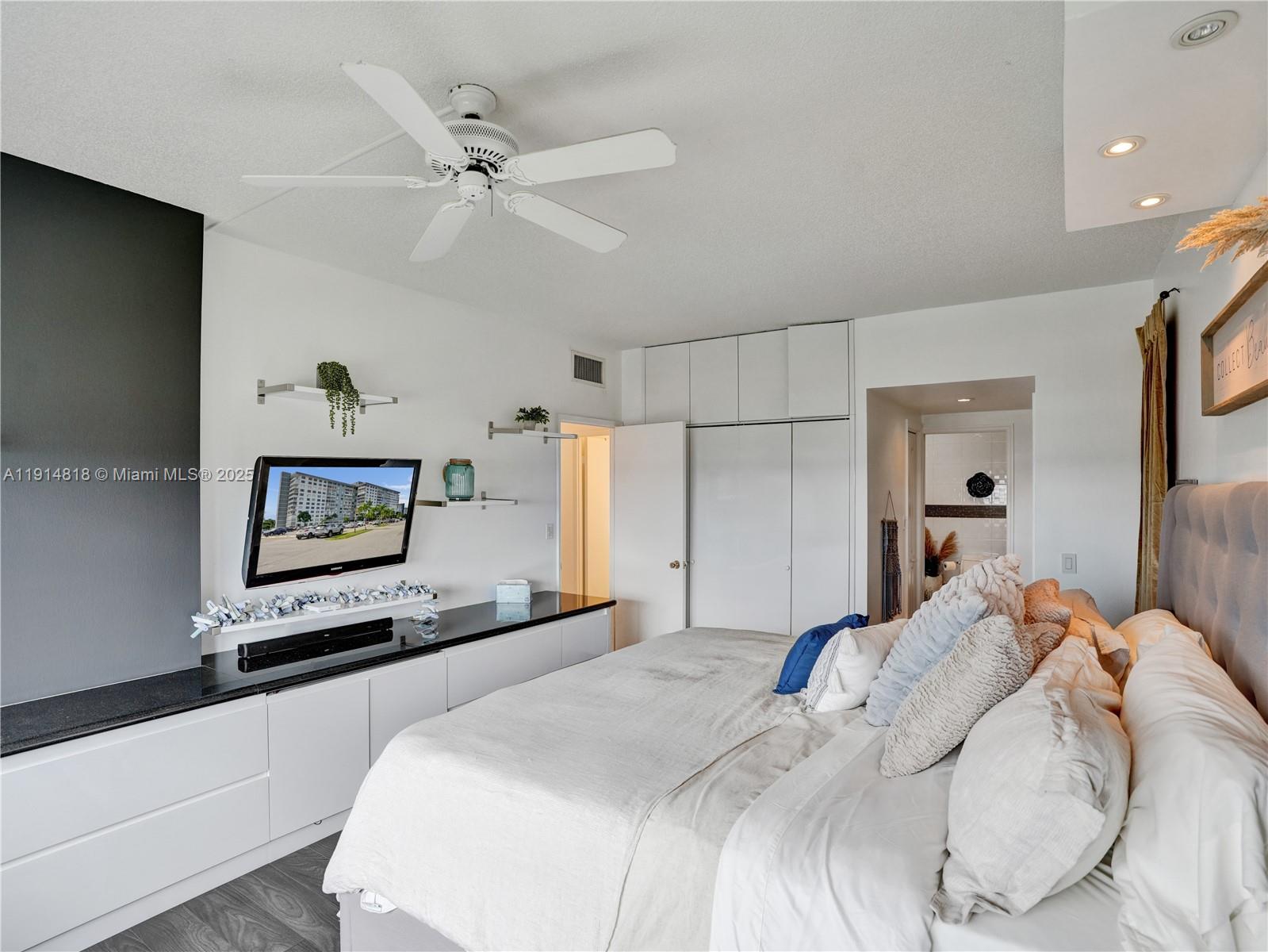 HILLCREST EAST NO 25 COND - Residential