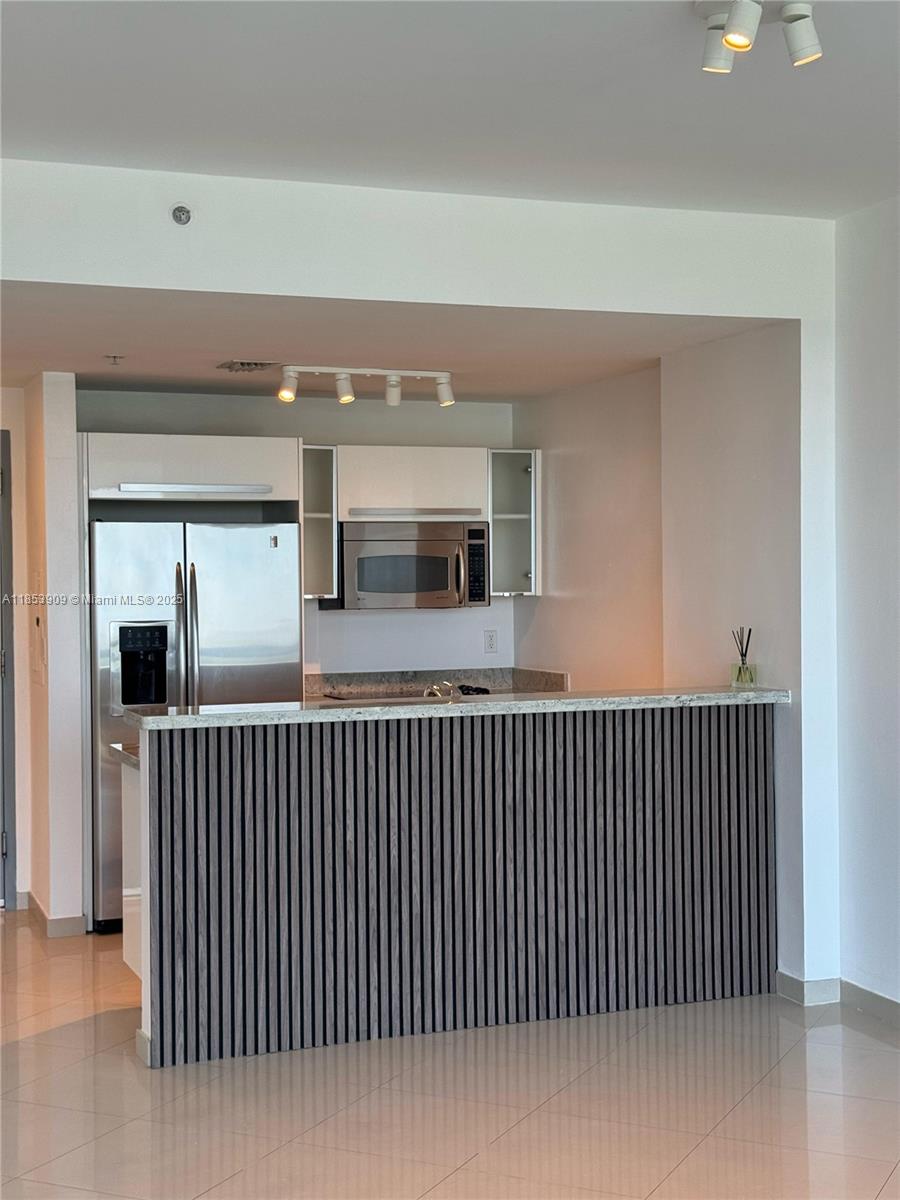 Cozy and gorgeous unfurnished 1 Bedroom and 1.5 bathrooms at prestigious Blue Condo in Miami with Beautiful Views, floor to ceiling windows, granite countertop, stainless steel appliances, washer/dryer in unit. Rent includes 1 assigned space. Resort Style, 1 East Bayfront infinity heated pool & hot tub, West Pool, Hot Tub, movie theater, GYM, Sauna, Steam room, Kids Playroom, game room, business center, bbq area, 24hr doorman, convenience store, community social activities. Semi-private elevator foyer. Few minutes to Design District, Wynwood and Shops at Midtown. 5 Miles to Miami Beach, 8 Miles to MIA airport, 4 miles to Brickell.