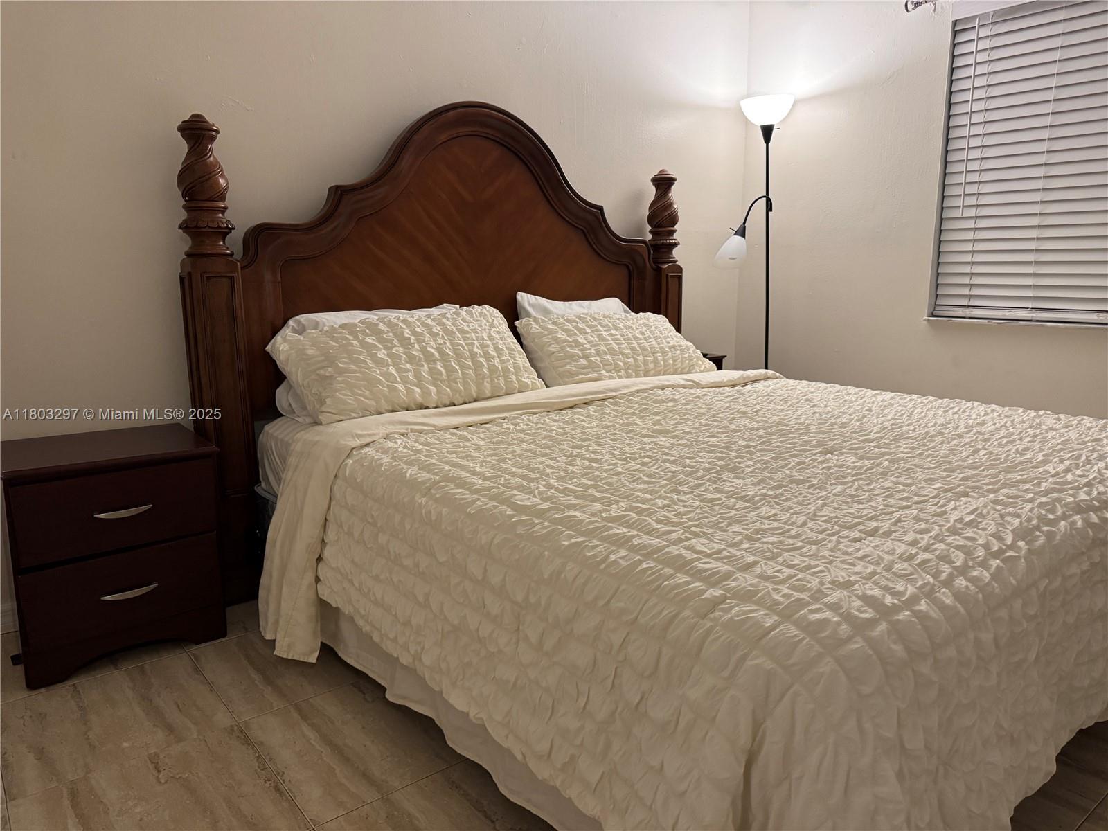 HOLLYWOOD PARK - Residential Lease